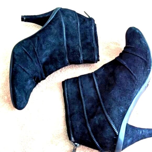 Kenneth Cole Reaction Black Suede Ankle Bootie with Back Zipper 3" Heel - Picture 2 of 10